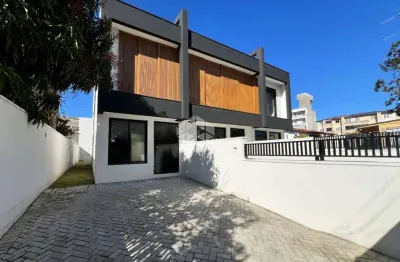 Casa sobrado com 3 dormitórios sendo 1 suíte e 2 demi - suítes no bairro ingleses norte em florianópolis - sc, à venda por r$ 1.000.000,00.