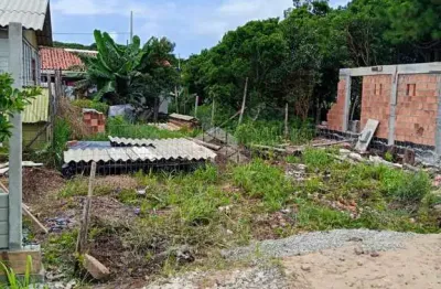 Terreno à venda com 120 m² de área total, localizado no bairro Rio Vermelho, em Florianópolis/SC.