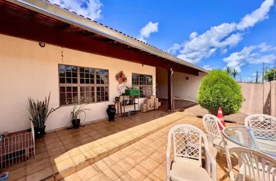 Casa com 4 quartos à venda no Califórnia, Londrina  por R$ 850.000