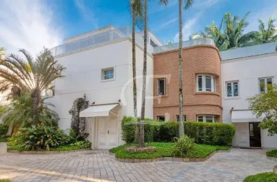 Casa unificada com 910m² em condomínio fechado no jardim europa