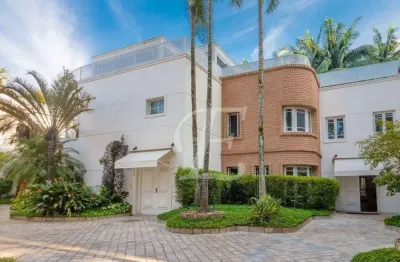 Casa Unificada com 910m² em Condomínio Fechado no Jardim Europa