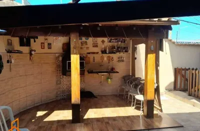 Sobrado a Venda com 3 dormitórios (1 suíte), sala de estar e jantar, cozinha, espaço gourmet, garagem para 2 carros e quintal, no Jardim Camila.