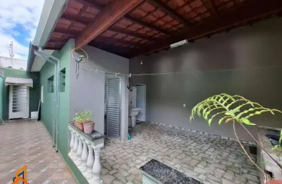 Casa no Mogilar para Venda ou Locação, são 3 dormitórios, Garagem coberta para 2 veículos, lavanderia.