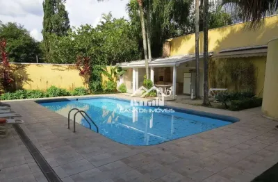 Vende ou aluga casa térrea com 4 suítes, piscina e churrasqueira.