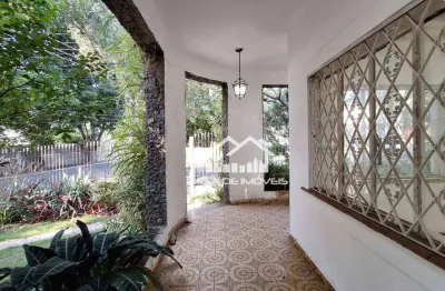 Vende casa com 252m², 4 dormitórios, 1 suíte, área externa grande, 8 vagas , no campo belo.