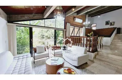 Vende casa tipo sobrado com 254m², 3 dormitórios, muita área externa, na vila suzana.