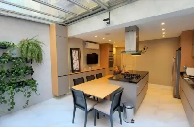 Vende linda casa em condomínio com aproximadamente 220m²,  4 dormitórios, 2 vagas e espaço gourmet, na vila andrade