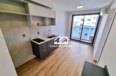 Aluga apartamento de 32m², com 1 suíte, varanda e lazer completo no campo belo