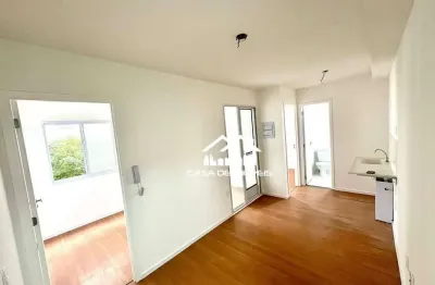 Aluga apartamento de 33m², com 2 dormitórios e sacada, próximo ao metrô Vila Sônia