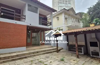 Vende ou aluga casa de 275m², com 4 dormitórios sendo 1 suíte e 4 vagas, na Vila Andrade.