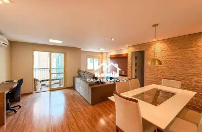 Vende apartamento de 99m², com 3 dormitórios, sendo 1 suíte, varanda e 2 vagas