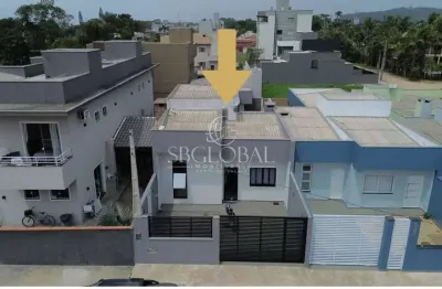 Casa com alto padrão de acabamento, 03 dormitórios e próxima ao mar