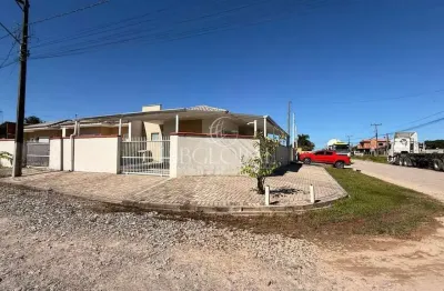 Casa de esquina com 3 quartos (1 suíte) – próxima ao centro comercial em itapoá-sc