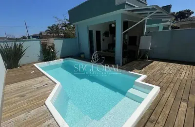 Casa com piscina e 02 dormitórios na barra do saí em itapoá sc. próxima ao mar!