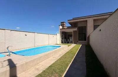 Casa de alto padrão com piscina localizada na barra do saí em itapoá/sc