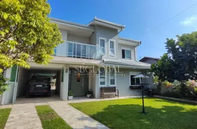 Conforto e sofisticação: sobrado com piscina na barra do saí em itapoá/sc