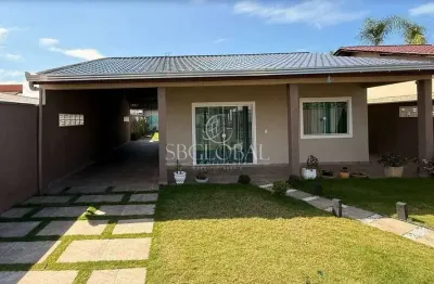 Casa com piscina á 270 metros da praia no balneário rainha do mar em itapoá-sc