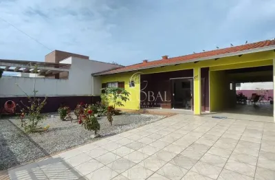 Casa confortável com ambientes integrados na barra do saí em itapoá/sc!
