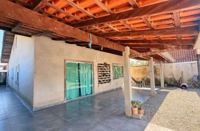 Casa com amplo espaço de terreno localizada no balneário saí mirim  em itapoá/sc!