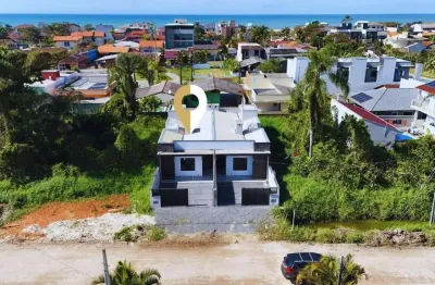 Casa moderna com piscina e 3 dormitórios (2 suítes), na barra do sai em itapoá/sc