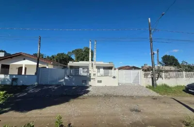 Casa com piscina e 03 quartos localizada na barra do saí – itapoá/sc