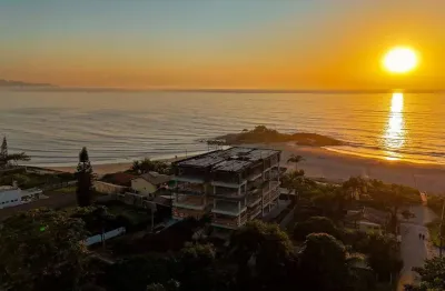 Cobertura duplex com vista para mar e  03 suítes no residencial pedrabella em itapoá-sc
