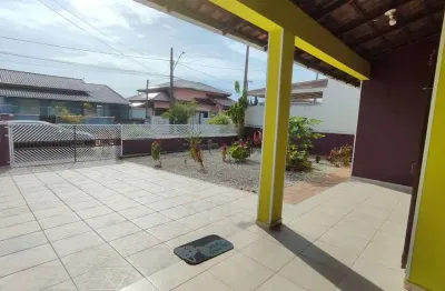 Casa confortável com ambientes integrados na barra do saí em itapoá/sc!