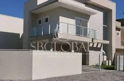 Sobrado de esquina com alto padrão de acabamentos em itapoá/sc