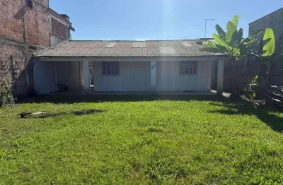 Casa de madeira com amplo espaço de terreno á 450 metros da praia em itapoá-sc
