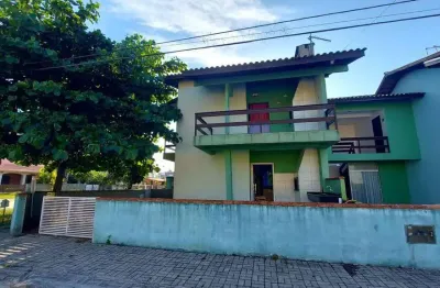 Apartamento a 150m da praia no balneário cambijú, com 02 quartos e terreno espaçoso em itapoá/sc