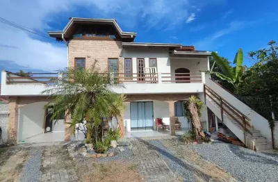 Sobrado localizado no centro de itapoá sc e próximo ao mar