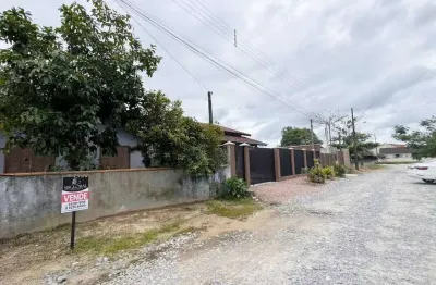 Casa com 04 dormitórios e amplo espaço de terreno, localizada no balneário são josé em itapoá/sc