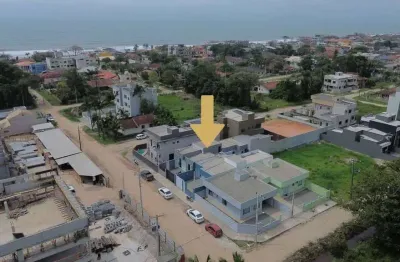 Casa com alto padrão de acabamento, 03 dormitórios e próxima ao mar