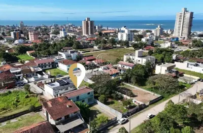 Sobrado com amplo espaço de  terreno com 450m² na região central em itapoá/sc