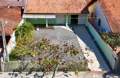 Casa com 3 quartos à 150 metros da praia na barra do saí em itapoá/sc