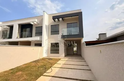 Sobrado com amplo espaço de terreno nos fundos localizado no balneário princesa do mar em itapoá-sc