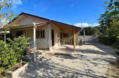 Terreno com duas casas a 500 metros do mar no pontal do norte, itapoá