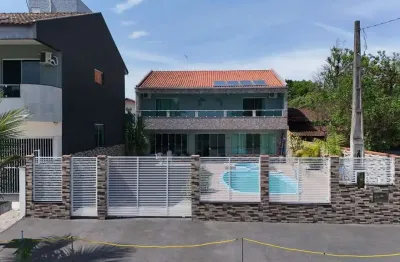 Sobrado pronto para morar com 05 suítes  á 180 metros da praia no Balneário Princesa do Mar em Itapoá-SC