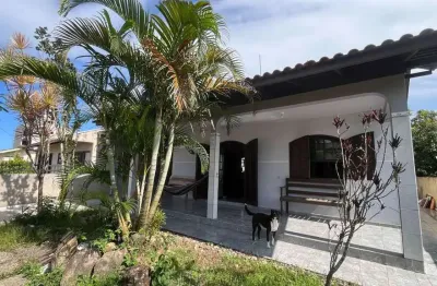 Casa à 250 metros da praia na Barra do Saí, com 103m² e terreno 360m²!