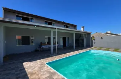 Ampla Casa com Ático, 5 Quartos e Piscina na Barra do Saí em Itapoá SC