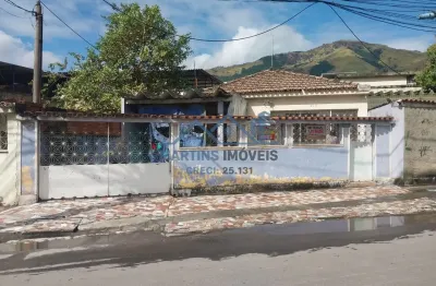 Casa antiga com excelente estrutura, três quartos e garagem