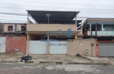 Ampla casa linear com 3 quartos e terraço coberto em condomínio fechedo