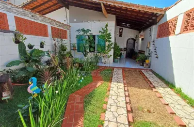 Espaçosa Casa Geminada 2 Quartos sendo 1 suíte e com edícula assobradada em Tupi, Praia Grande - R$650 mil