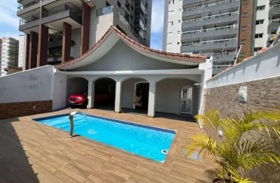 Maravilhosa Casa Isolada com Piscina na Guilhermina, Praia Grande