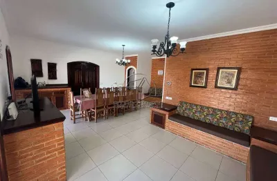 Espaçosa Casa Térrea 4 Quartos com Piscina em Agenor de Campos