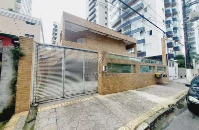 Espaçoso Sobrado em Condomínio no Forte, Praia Grande - 2 Suítes