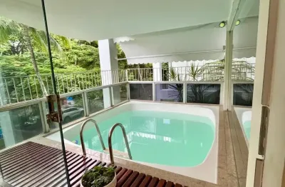 Apartamento claro, arejado, em frente à praia da barra da tijuca em condomínio tradicional do bairro.