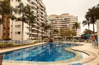 O imóvel no bairro recreio dos bandeirantes tem 64 metros quadrados com 2 quartos sendo 1 suíte e 2 banheiros.