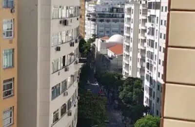 Viva o charme do alto em copacabana, bom para morar e ótimo para investir.