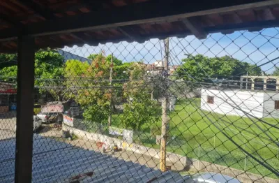 Oportunidade para morar e investir, casa de 3 quartos, kitnet e lojas tudo junto